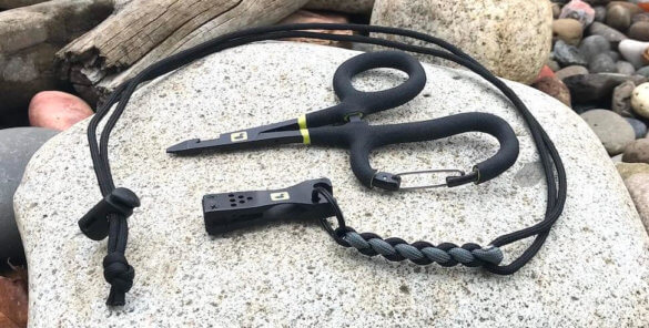 This photo shows the Loon Outdoors Rogue Quick Draw Forceps with the Nip n Sip 2.0 nippers in the Iconic Toolkit.