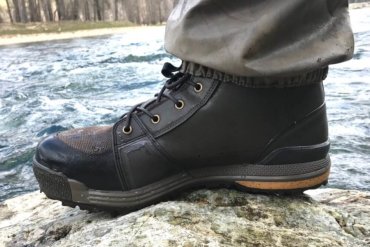 This photo shows the Redington Prowler Wading Boots next to a river.