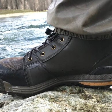 This photo shows the Redington Prowler Wading Boots next to a river.