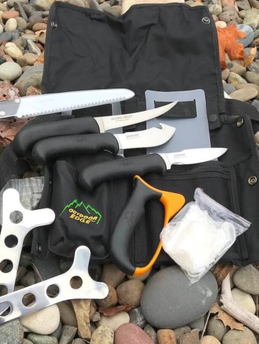 This image shows a photo of the components of the Outdoor Edge ButcherLite.