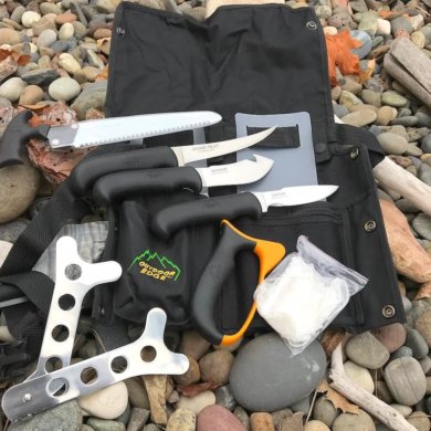 This image shows a photo of the components of the Outdoor Edge ButcherLite.