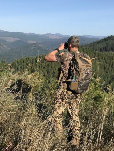 This photo shows a hunter wearing the Nexgen Outfitters Whitetail Caddy Pack.