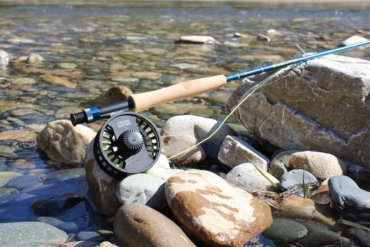 This review photo shows the Redington Crosswater Combo near a river.