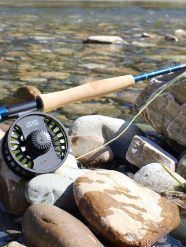 This review photo shows the Redington Crosswater Combo near a river.