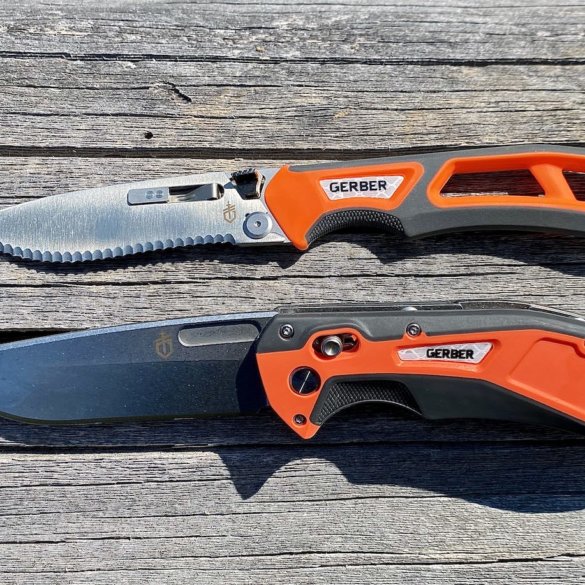 This review photo shows a closeup of the Gerber Randy Newberg DTS and EBS hunting knives.