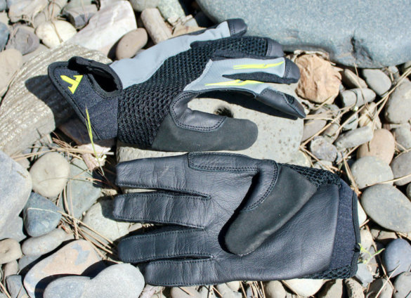 This review photo shows the TRUCK ZR mountain biking gloves.