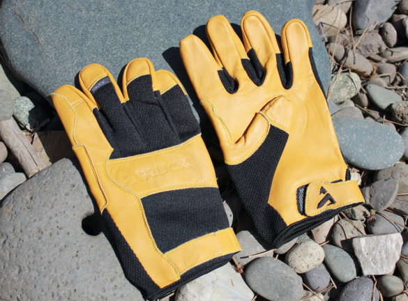 This review photo shows the TRUCK WG work gloves.