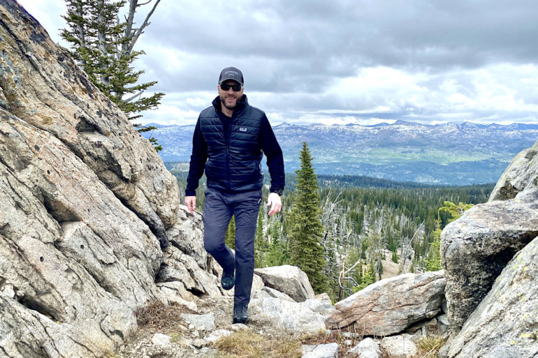 This image shows the author wearing the Jack Wolfskin JWP Vest while alpine hiking in the mountains.