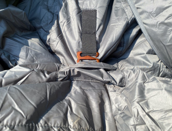 This photo shows the clip for the foot box on the Sitka Kelvin Aerolite 30 Sleeping Bag.
