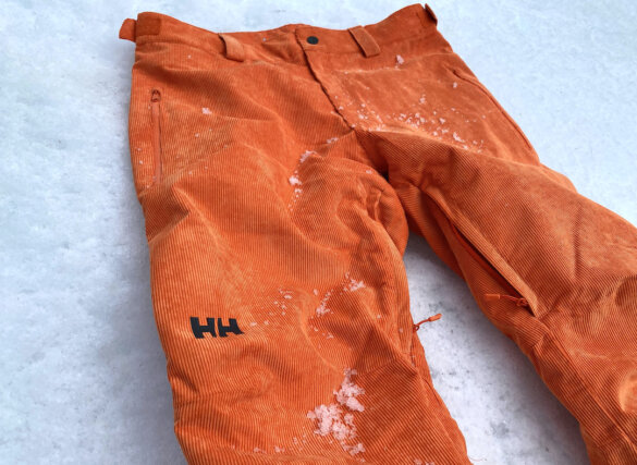 This photo shows the men's Helly Hansen Legendary Insulated Ski Pant outside in snow.