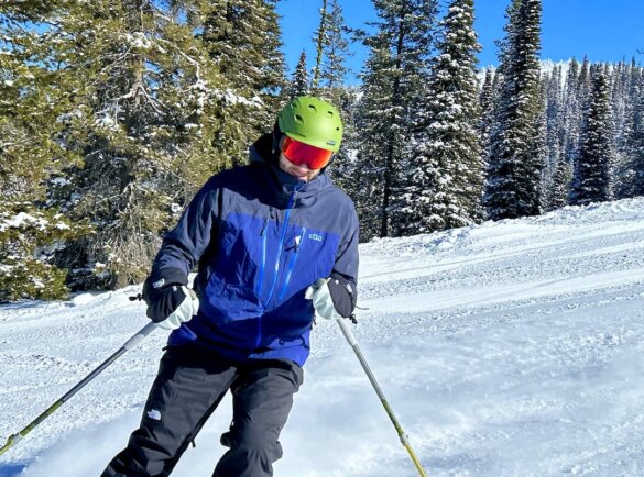 This photo shows the author skiing while wearing the Smith Vantage MIPS helmet.