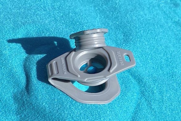 This review buying guide photo shows a close up of the Sea to Summit Aeros inflation/deflation valve system.