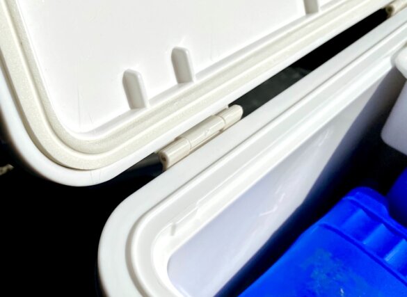 This review photo shows a closeup of the EVA foam seal and lid hinge. 