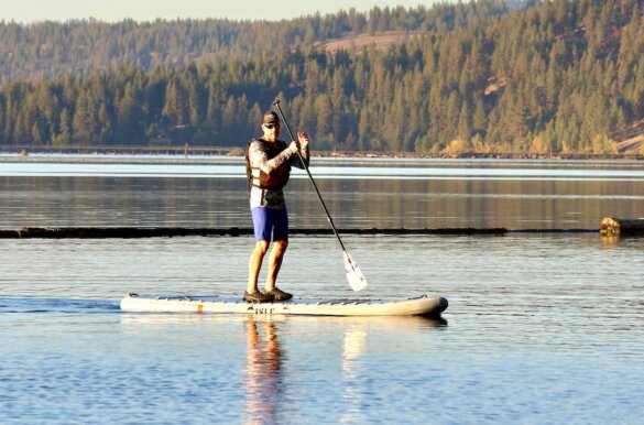 This photo shows the author standing on the ISLE Pioneer Pro iSUP on a lake to show the rigidity of the board.