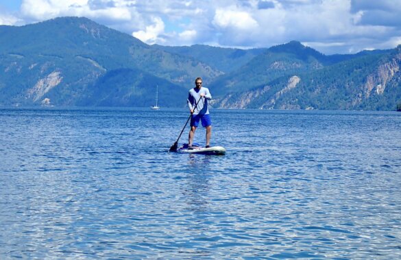Author Chris Maxcer tests long distance cruising on a mountain lake in Idaho.